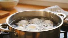卵が茹でる時に割れなくなる：4つの簡単なコツ