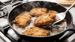 卵でもパンでもない:カツレツを2倍ジューシーにする秘密の材料