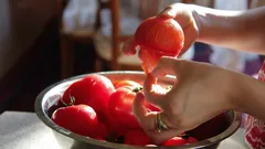 熱湯は不要です。皮は自然に剥がれます――手間いらずです